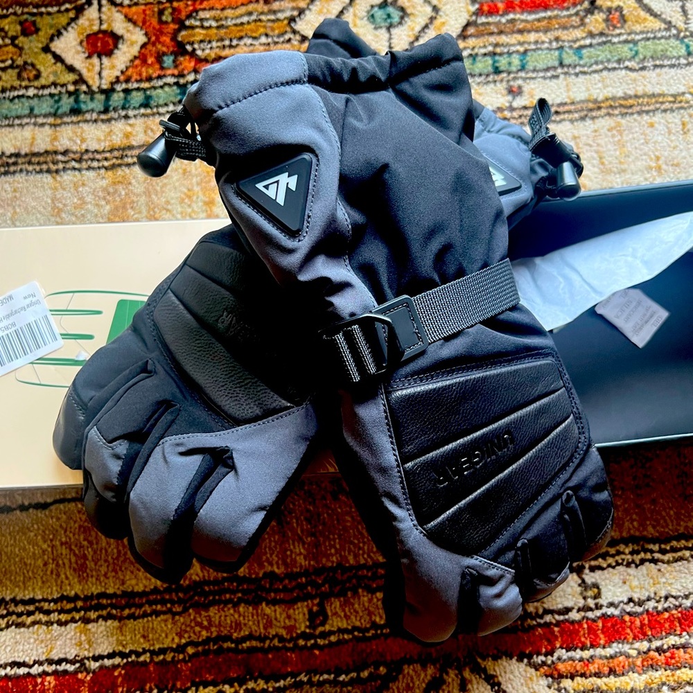 NIP Unigear Rechargeable Heated Gloves w/batteries, Manual Black🖤 Grey